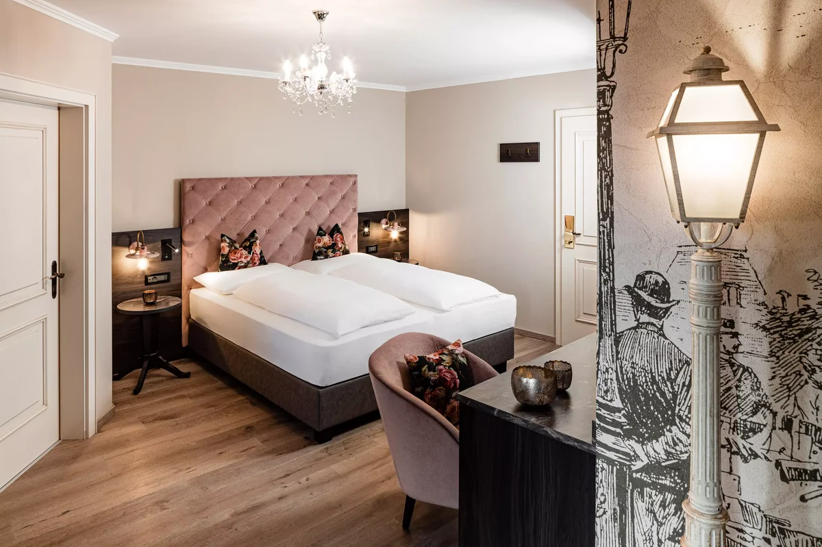 Wie sind die Zimmer und Suiten ausgestattet?