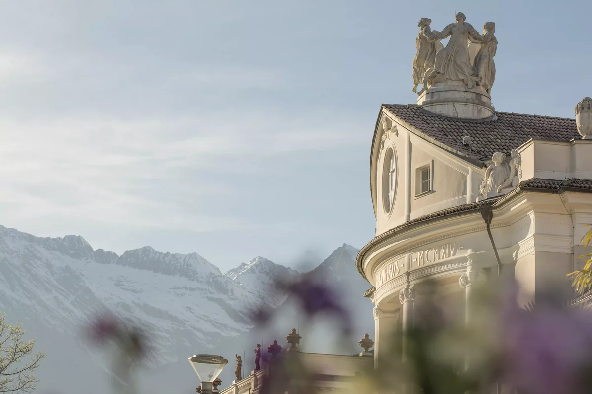 Wie weit ist das Hotel Schlosswirt vom Zentrum von Meran entfernt?