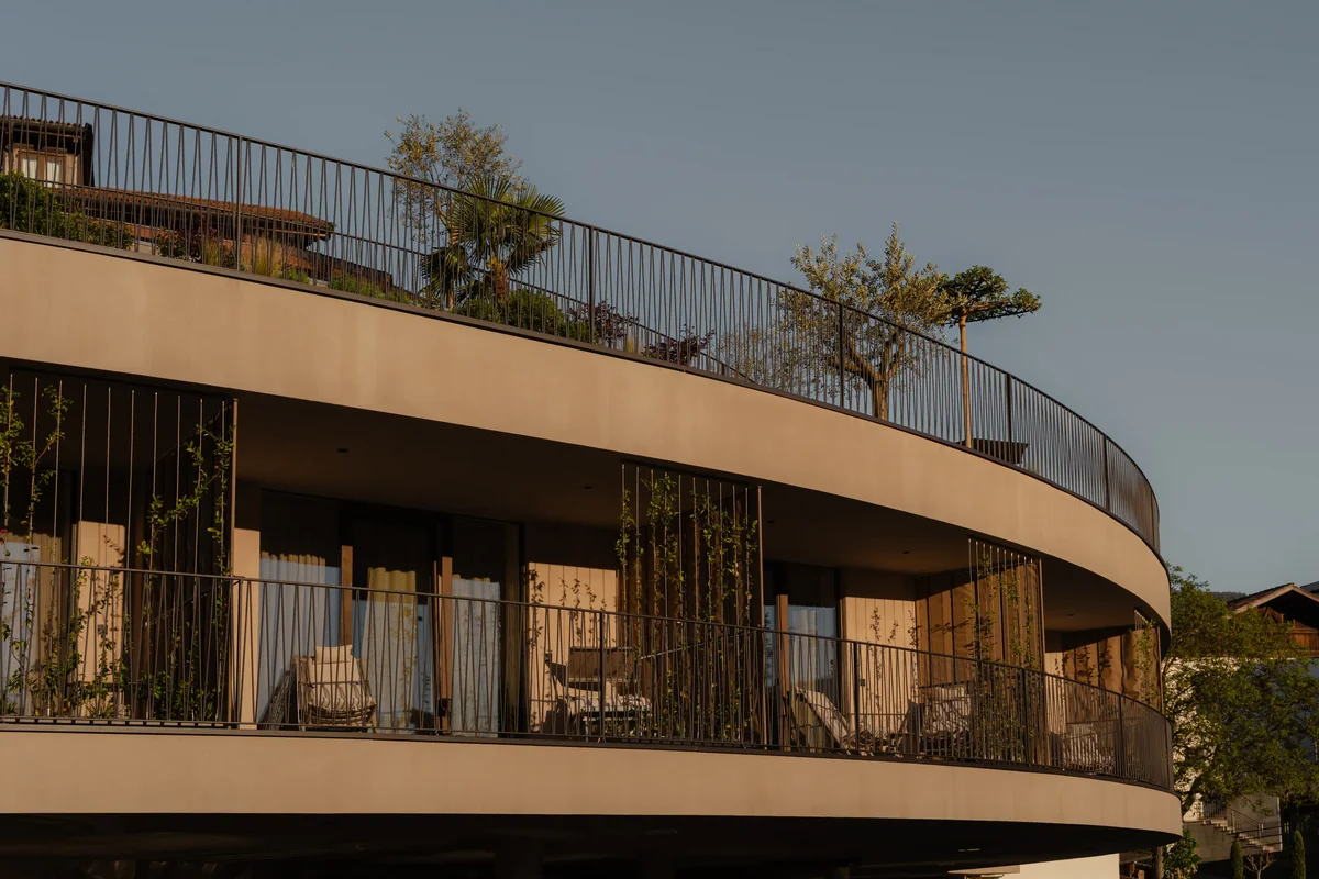 Verfügen die Zimmer und Suiten über einen Balkon oder eine Terrasse?
