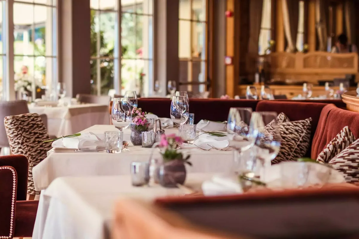 Können externe Gäste im Restaurant frühstücken, zu Mittag oder zu Abend essen?