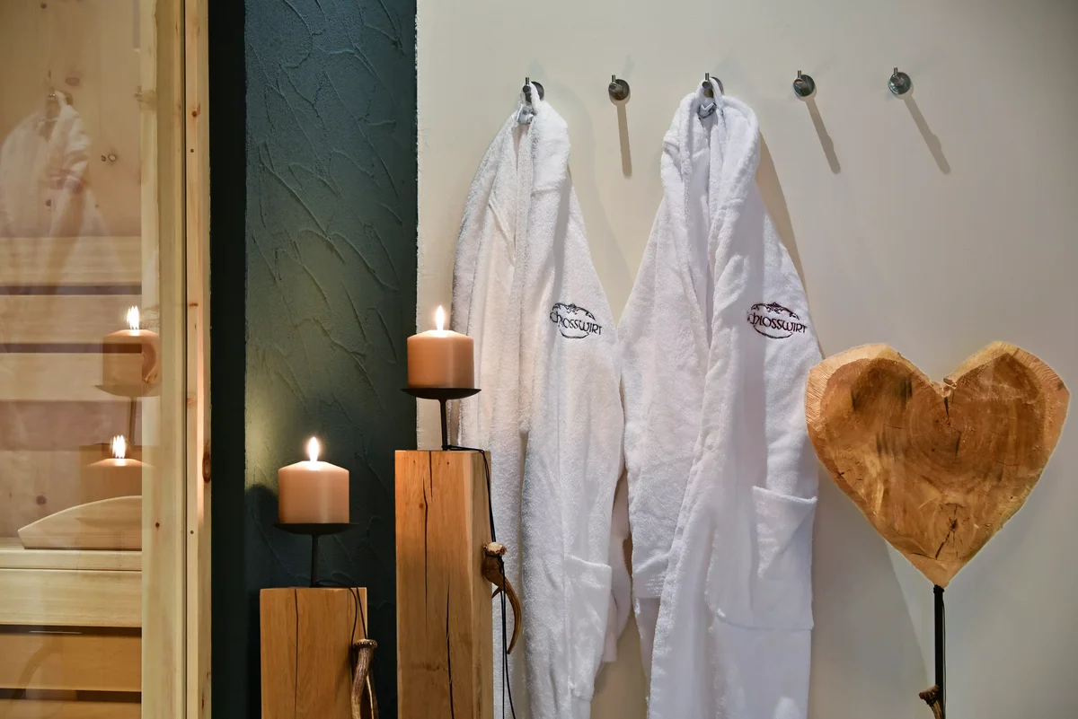 Sind Bademäntel, Badeschuhe und Saunatücher vorhanden?